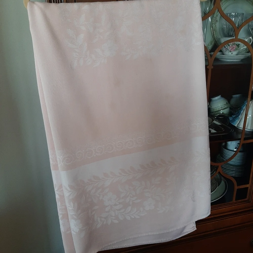 Vtg Damask Pastel Pink Tablecloth and 6 Piece Napkin Set.